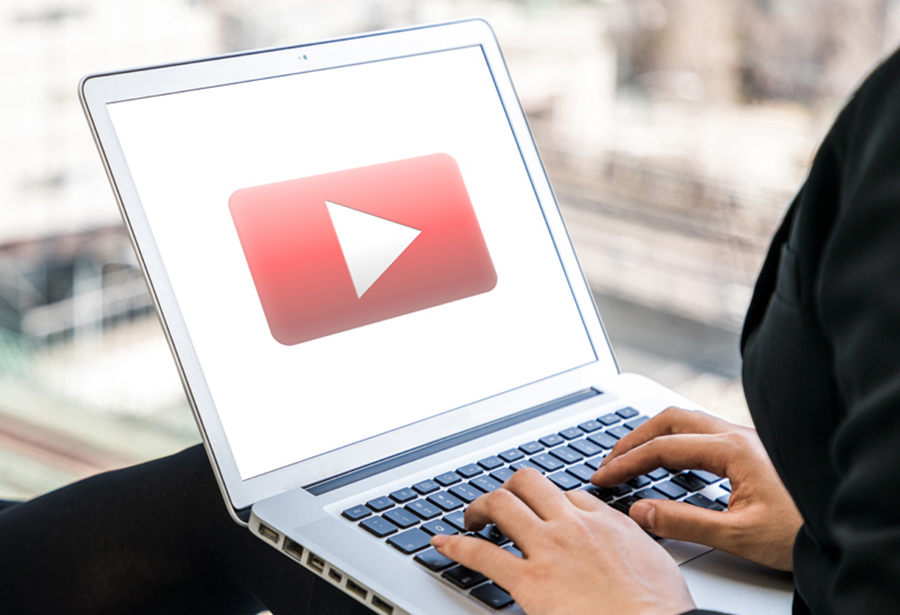 ノートパソコン画面に映るYouTubeロゴマーク