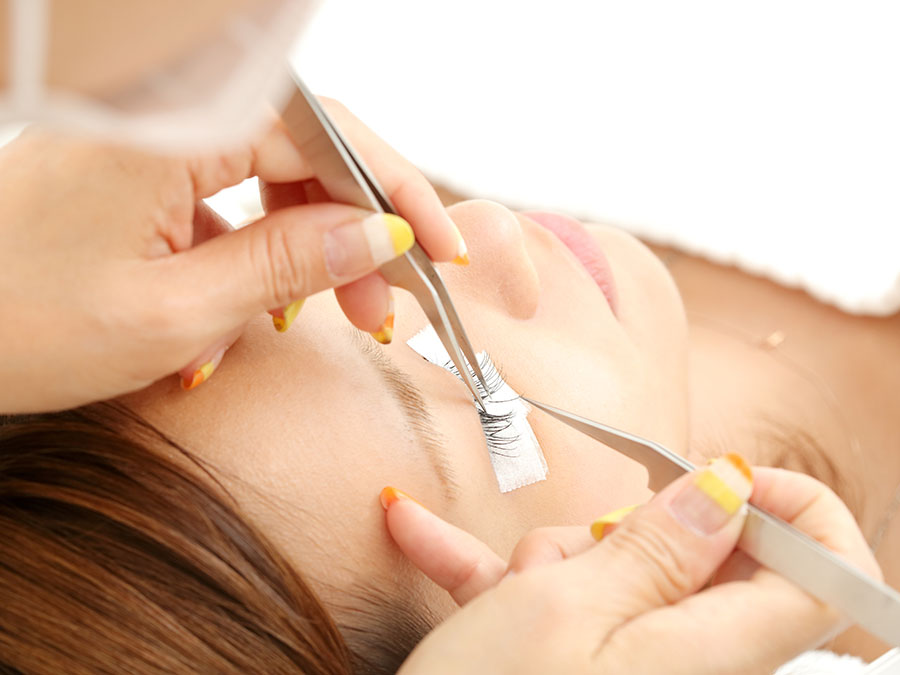 マツエクの施術を受ける女性