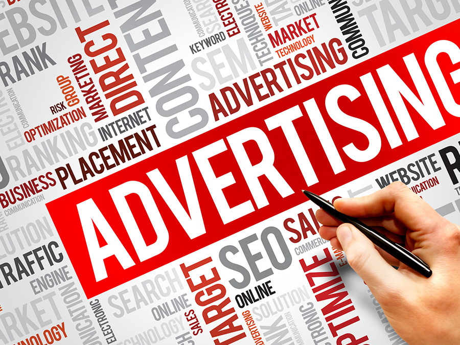 “ADVERTISING”という文字をペンで指している