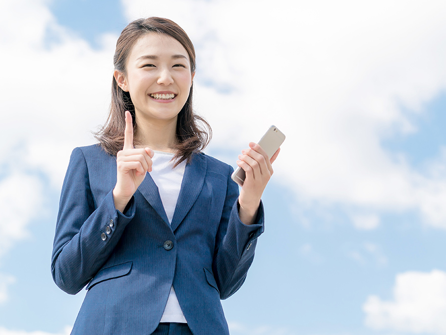 スーツを着た女性