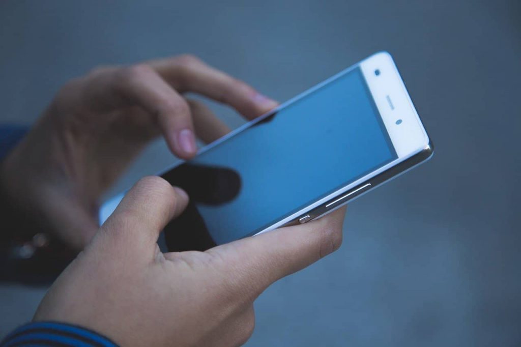 スマホを操作する手